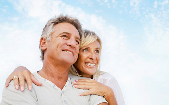An older couple smiling.